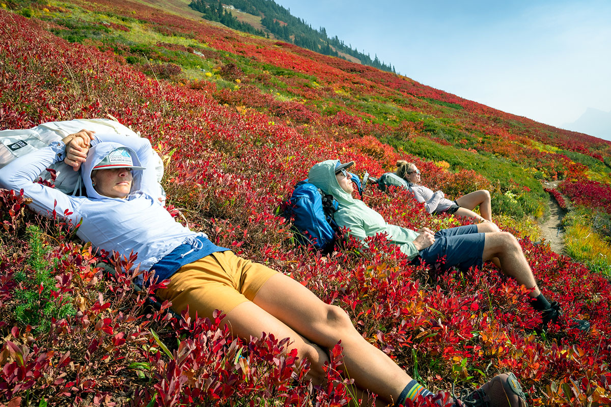 Mountain Hardwear Crater Lake Hoody (lying in field_